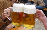 Bierkrüge: Die deutschen Brauereien haben zuletzt wieder mehr Bier verkauft.