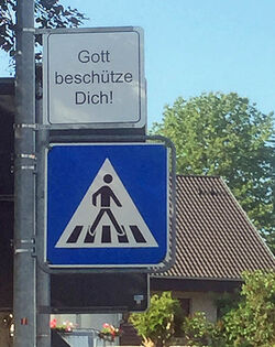 Zebrastreifen in Schemmerhofen: Braucht man hier Gottes Hilfe, um heil über die Straße zu kommen? 