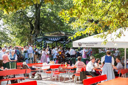 Der Biergarten der Waldwirtschaft in München gehört laut einem Online-Voting zu den beliebtesten Biergärten Deutschlands.
