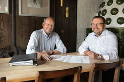 Die Geschäftsführer von Alpirsbacher Klosterbräu Carl Glauner und Markus Schlör.