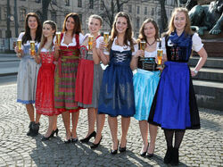 Die sieben Finalistinnen für die Wahl zur Bayerischen Bierkönigin.