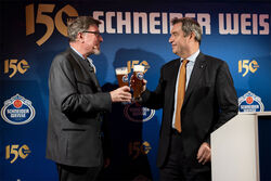Schneider Weisse feierte 150-jähriges Bestehen: Brauerei-Inhaber Georg VI. Schneider mit Ministerpräsident Markus Söder.