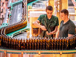 Flaschenabfüllung bei der Brauerei Veltins. Die Brauerei hat das absatzstärkste Halbjahr ihrer Geschichte hinter sich.
