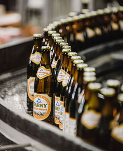 Flaschenabfüllung: Kristall-Weizen ist bis heute das absatzstärkste Bier im Sortiment.