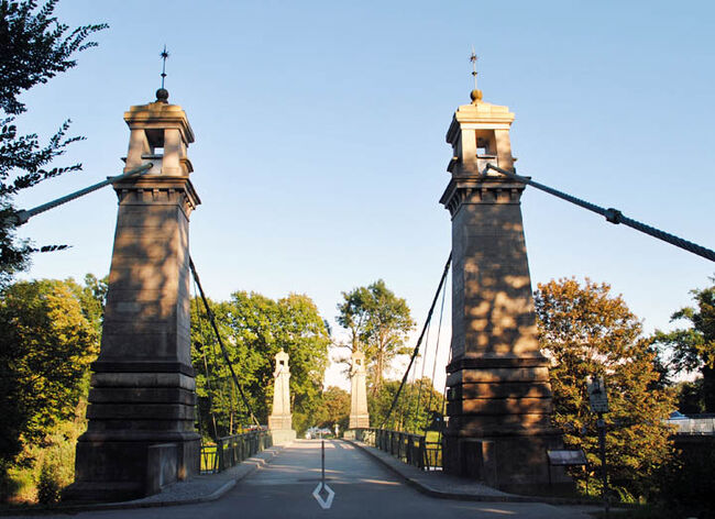 Schließlich erreicht man die historische Hängebrücke in Langenargen.