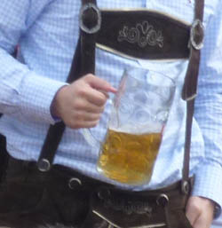 Die Deutschen trinken Bier gerne zu Hause.